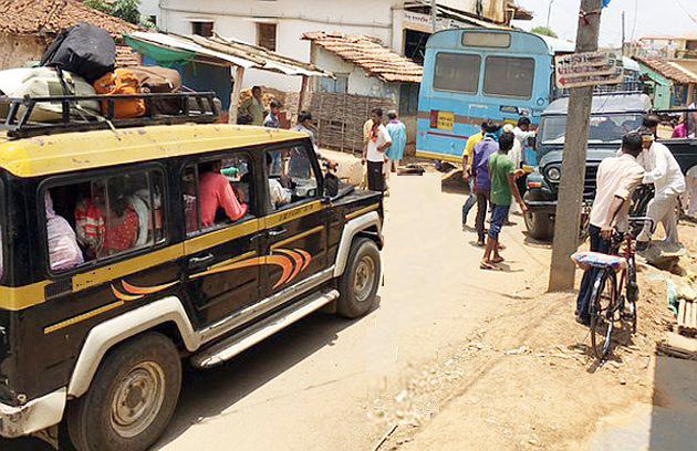Traffic collision due to encroachment | अतिक्रमणामुळे वाहतुकीची कोंडी Traffic collision due to encroachment | अतिक्रमणामुळे वाहतुकीची कोंडी