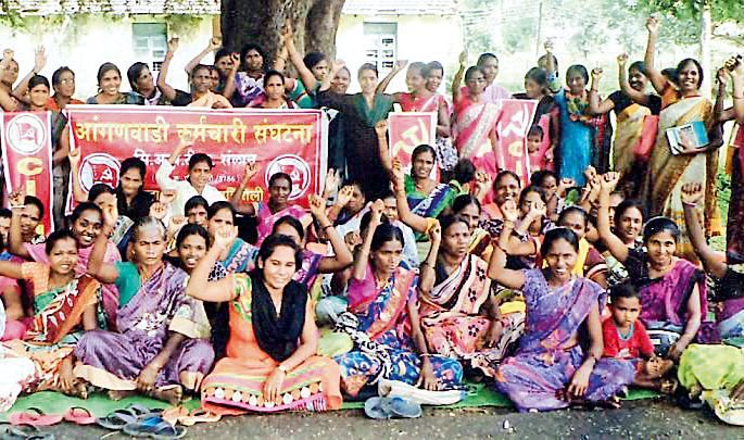 Anganwadi women aggressor | अंगणवाडीच्या महिला आक्रमक Anganwadi women aggressor | अंगणवाडीच्या महिला आक्रमक