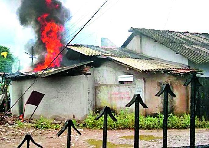 The house burned in a house | पेरमिलीत घर जळून खाक