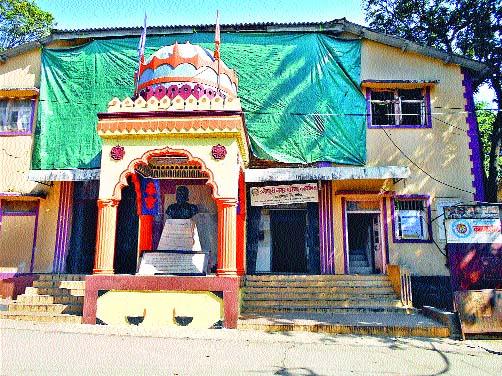 The turn of elections is the turn of the candidates | उमेदवारांच्या पक्षांतराने वाजले निवडणुकीचे बिगुल The turn of elections is the turn of the candidates | उमेदवारांच्या पक्षांतराने वाजले निवडणुकीचे बिगुल