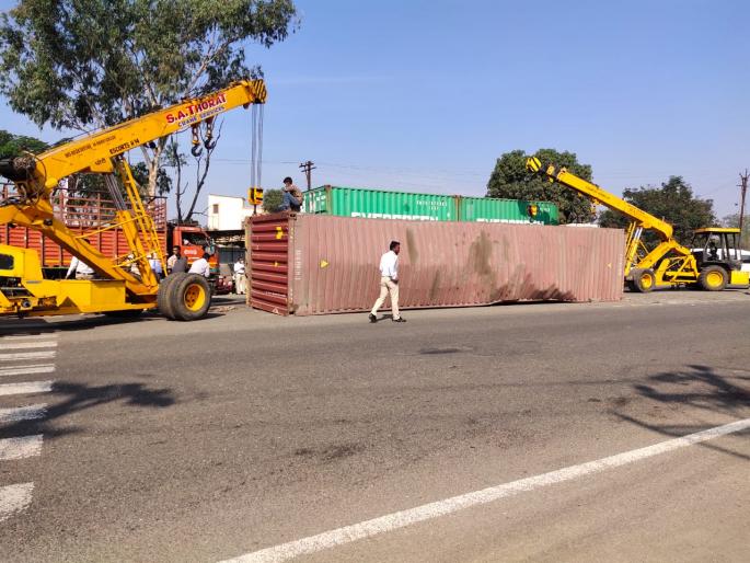 Traffic disrupted near Ghoti on Mumbai-Agra highway | मुंबई आग्रा महामार्गावर घोटीजवळ वाहतूक विस्कळीत