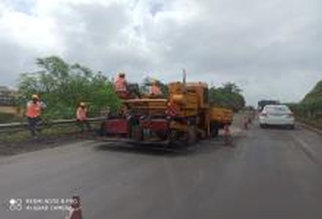 The moment of repairing the highway finally came | महामार्गाच्या दुरुस्तीला अखेर लागला मुहूर्त The moment of repairing the highway finally came | महामार्गाच्या दुरुस्तीला अखेर लागला मुहूर्त