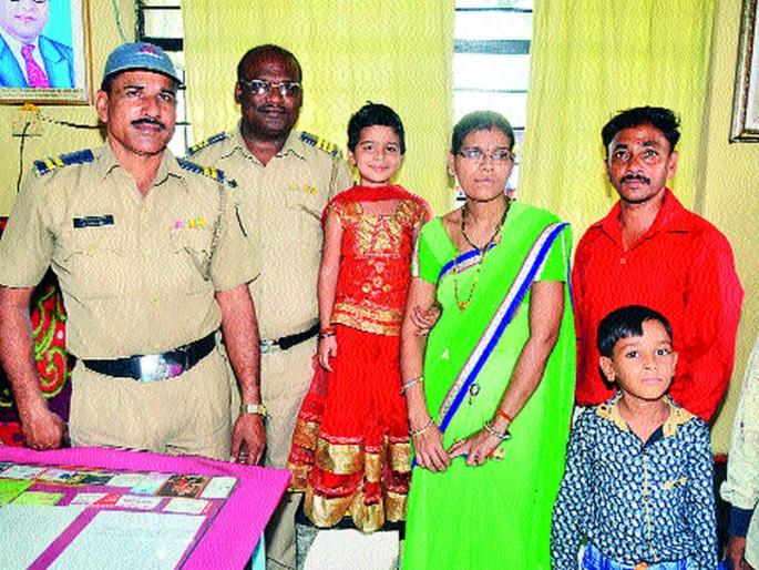 Police's performance: The drunkard was left out of the railway station | पोलिसांची कामगिरी : मद्यधुंद मामाने सोडले होते रेल्वेस्थानकावर एकटे चिमुकलीला केले आईच्या स्वाधीन Police's performance: The drunkard was left out of the railway station | पोलिसांची कामगिरी : मद्यधुंद मामाने सोडले होते रेल्वेस्थानकावर एकटे चिमुकलीला केले आईच्या स्वाधीन