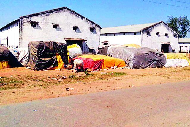 Center's Warehouse 'FULL' | केंद्राचे गोदाम ‘फुल्ल’ Center's Warehouse 'FULL' | केंद्राचे गोदाम ‘फुल्ल’