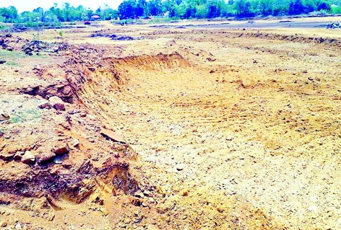 Inquire about the field construction of Mama Lake in Tehdah | तेढा येथील मामा तलाव खोलीकरणाची चौकशी करा Inquire about the field construction of Mama Lake in Tehdah | तेढा येथील मामा तलाव खोलीकरणाची चौकशी करा