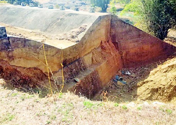 Three dams in the Agriculture Department are in ruins | कृषी विभागाचे ५० बंधारे भग्नावस्थेत
