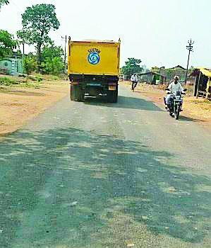 Due to the sand carrier trucks, the eyesight increases | रेती वाहक ट्रकमुळे डोळ्याचे आजार वाढले Due to the sand carrier trucks, the eyesight increases | रेती वाहक ट्रकमुळे डोळ्याचे आजार वाढले
