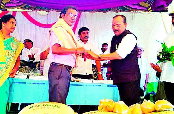 Dr. Kundan Kulasungi is felicitated by the Guardian Minister | डॉ.कुंदन कुलसुंगे यांचा पालकमंत्र्यांच्या हस्ते सत्कार Dr. Kundan Kulasungi is felicitated by the Guardian Minister | डॉ.कुंदन कुलसुंगे यांचा पालकमंत्र्यांच्या हस्ते सत्कार