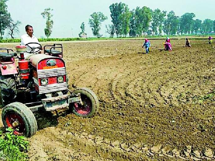 The agricultural utility tractor is running on the road | कृषी उपयोगी ट्रॅक्टर धावताहेत रस्त्यावर