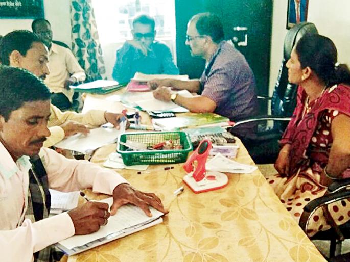 Three toilets are partially paid even after making a payment | देयक देऊनही तीन शौचालये अर्धवट Three toilets are partially paid even after making a payment | देयक देऊनही तीन शौचालये अर्धवट