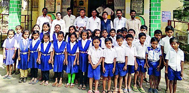 Locked lock to school for teacher's demand | शिक्षकाच्या मागणीसाठी शाळेला ठोकले कुलूप Locked lock to school for teacher's demand | शिक्षकाच्या मागणीसाठी शाळेला ठोकले कुलूप