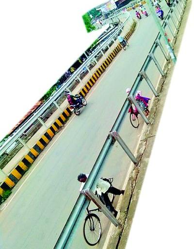 The new flagship of the new flyover | नवीन उड्डाणपुलाच्या बांधकामाला हिरवी झेंडी The new flagship of the new flyover | नवीन उड्डाणपुलाच्या बांधकामाला हिरवी झेंडी