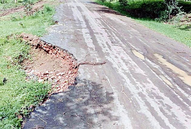 Peth | खड्डे उठले नागरिकांच्या जीवावर Peth | खड्डे उठले नागरिकांच्या जीवावर