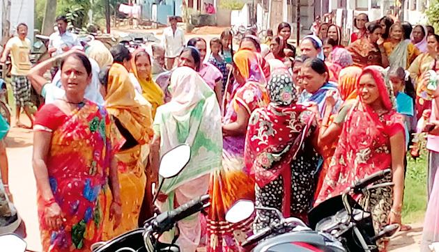 Petrol pumps at the liquor shop | दारू दुकानावर दगडफेक