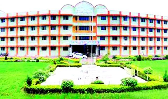 Vacancies make the health department sick | रिक्तपदांमुळे आरोग्य विभागच आजारी Vacancies make the health department sick | रिक्तपदांमुळे आरोग्य विभागच आजारी