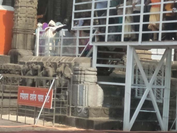 More crowds in the crowd | अधिक मासानिमित्त औंढ्यात गर्दी More crowds in the crowd | अधिक मासानिमित्त औंढ्यात गर्दी