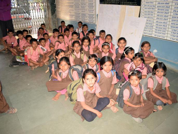 School of Barda Pimpri filled up in ZP Camp | बरडा पिंप्रीची शाळा भरली जि.प.च्या प्रांगणात School of Barda Pimpri filled up in ZP Camp | बरडा पिंप्रीची शाळा भरली जि.प.च्या प्रांगणात