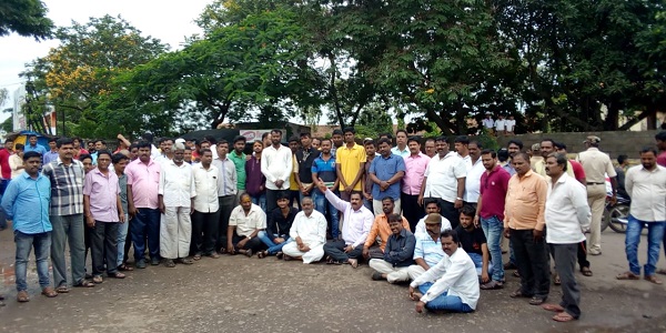 The movement of the Shane style of Senes for the installation of a hyunal water tower | हुपरीत जलकुंभाच्या उभारणीसाठी सेनेचे शोले स्टाईलने आंदोलन The movement of the Shane style of Senes for the installation of a hyunal water tower | हुपरीत जलकुंभाच्या उभारणीसाठी सेनेचे शोले स्टाईलने आंदोलन