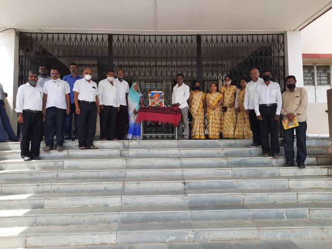 Greetings at Thorat School | थोरात विद्यालयात अभिवादन Greetings at Thorat School | थोरात विद्यालयात अभिवादन