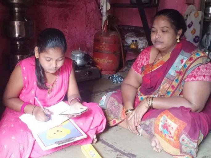 For the online education of the girls, the mother mortgaged the cave of good fortune | मुलींच्या ऑनलाइन शिक्षणासाठी मातेनं गहाण ठेवलं सौभाग्याचं लेणं For the online education of the girls, the mother mortgaged the cave of good fortune | मुलींच्या ऑनलाइन शिक्षणासाठी मातेनं गहाण ठेवलं सौभाग्याचं लेणं