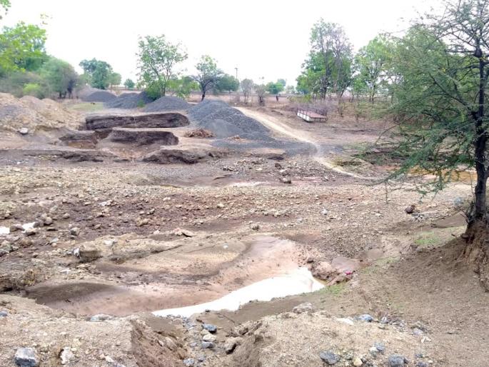 Construction materials have been carried away | बांधकामाचे साहित्य गेले वाहून Construction materials have been carried away | बांधकामाचे साहित्य गेले वाहून