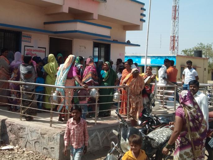 HandaMarcha by women for water | पाण्यासाठी महिलांचा ग्रामपंचायतीवर हंडामोर्चा HandaMarcha by women for water | पाण्यासाठी महिलांचा ग्रामपंचायतीवर हंडामोर्चा