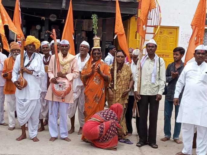 Lonavala Dindhi has reached Pandharpur | लोणगाव दिंडीचे पंढरपूरकडे प्रस्थान Lonavala Dindhi has reached Pandharpur | लोणगाव दिंडीचे पंढरपूरकडे प्रस्थान