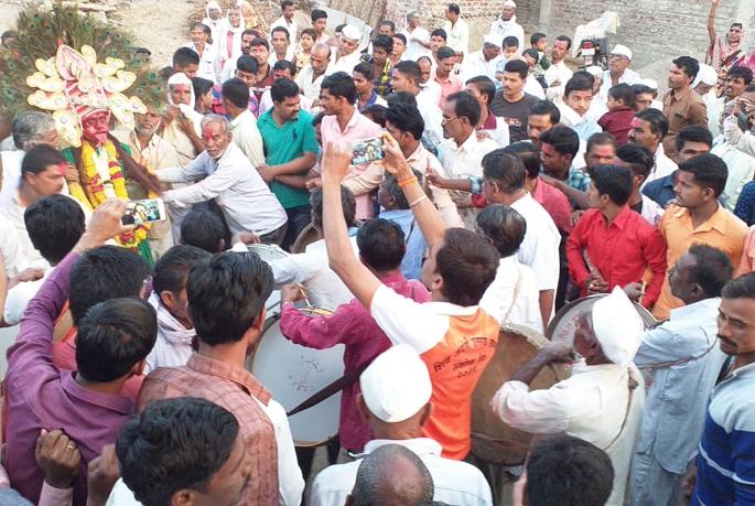 Holikotsav ends with Bhandya goddess act | भंद्या आईच्या सोंगाने सांगता