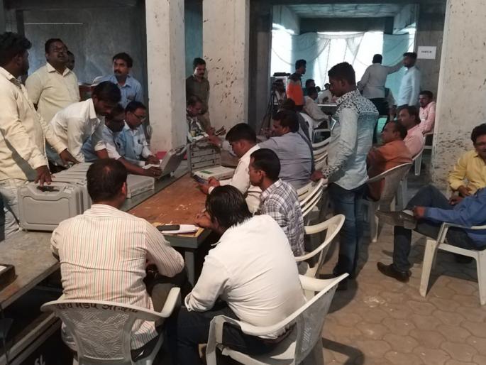 The district administration is allotted the voting machine legislation | मतदान यंत्र विधानसभानिहाय वाटपाची जिल्हा प्रशासनाची लगबग The district administration is allotted the voting machine legislation | मतदान यंत्र विधानसभानिहाय वाटपाची जिल्हा प्रशासनाची लगबग