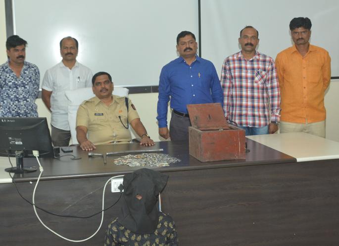 A donation shop was found in the temple of Vitthal | विठ्ठल मंदिरातील दानपेटी पळवली