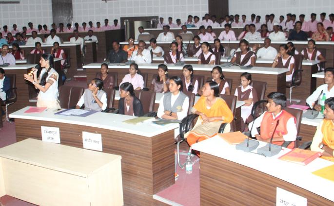 Vaishnava first, and Aditi second in debating | वैष्णव वाढेकर प्रथम, तर आदिती सुरंगळीकर द्वितीय