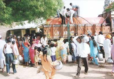 Tanker number reaches upto 325 | टँकरने गाठला सव्वातीनशेचा टप्पा