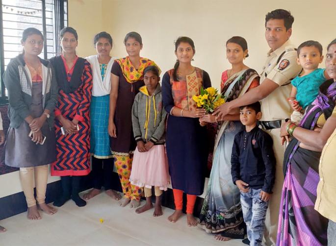 Smiles on parents' faces as the girl arrives safely | मुलगी सुखरूप आल्याने पालकांच्या चेहऱ्यावर हास्य