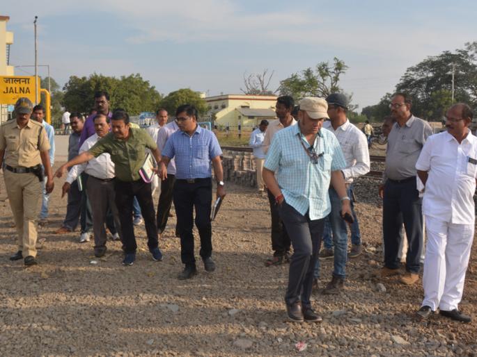 DRM angry with Jalna officers | ‘डीआरएम’नी केली अधिकाऱ्यांना झापाझापी DRM angry with Jalna officers | ‘डीआरएम’नी केली अधिकाऱ्यांना झापाझापी