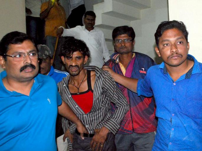 Siege caught with the help of citizens | नागरिकांच्या मदतीने पकडला चोरटा Siege caught with the help of citizens | नागरिकांच्या मदतीने पकडला चोरटा