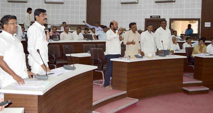 Do not support to wrong officers | अधिकाऱ्यांना पाठीशी घालू नका Do not support to wrong officers | अधिकाऱ्यांना पाठीशी घालू नका