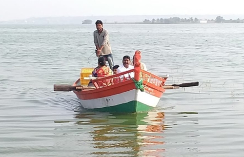 Stealing passengers from Pune district and infiltrating Karmali via Ujani water transport ...! | पुणे जिल्ह्यातील प्रवाशांचा चोरुन उजनी जलवाहतूक मार्गे करमाळ्यात शिरकाव...! Stealing passengers from Pune district and infiltrating Karmali via Ujani water transport ...! | पुणे जिल्ह्यातील प्रवाशांचा चोरुन उजनी जलवाहतूक मार्गे करमाळ्यात शिरकाव...!