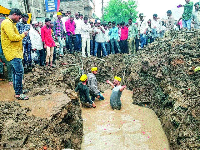 Movement in Malegaon pothole | मालेगावी खड्ड्यात आंदोलन Movement in Malegaon pothole | मालेगावी खड्ड्यात आंदोलन