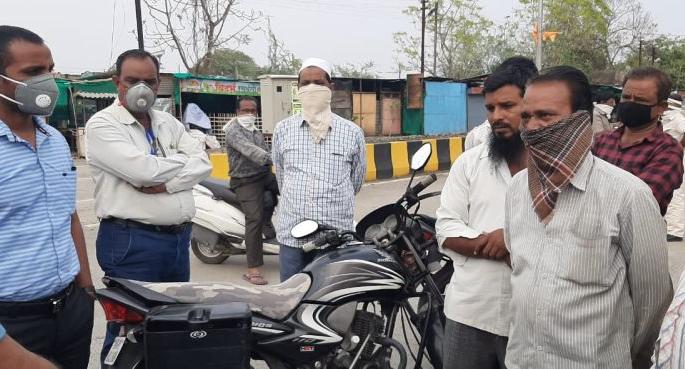 A site inspection of the various departments of Khamgaon city | मुख्याधिकाऱ्यांकडून खामगाव शहरातील विविध प्रभागाचे स्थळ निरिक्षण A site inspection of the various departments of Khamgaon city | मुख्याधिकाऱ्यांकडून खामगाव शहरातील विविध प्रभागाचे स्थळ निरिक्षण