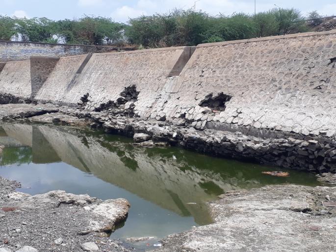 The collapse of the bunker on Konkanagavi Kadav | कोकणगावी कादवावरील बंधा-याची पडझड The collapse of the bunker on Konkanagavi Kadav | कोकणगावी कादवावरील बंधा-याची पडझड