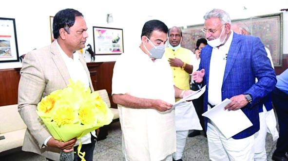 Demand for four-laning of Sangamner Naka-Musalgaon fork road | संगमनेर नाका - मुसळगाव फाटा रस्त्याच्या चौपदरीकरणाची मागणी