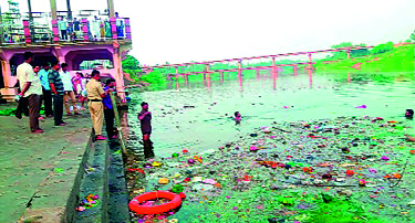 Krishna river along with Panchgangi was also contaminated | पंचगंगेबरोबर कृष्णा नदीही बनली दूषित Krishna river along with Panchgangi was also contaminated | पंचगंगेबरोबर कृष्णा नदीही बनली दूषित