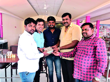 Lakhchi's victory over Lok Sabha election | लोकसभेच्या निकालावर लागली लाखाची पैज Lakhchi's victory over Lok Sabha election | लोकसभेच्या निकालावर लागली लाखाची पैज