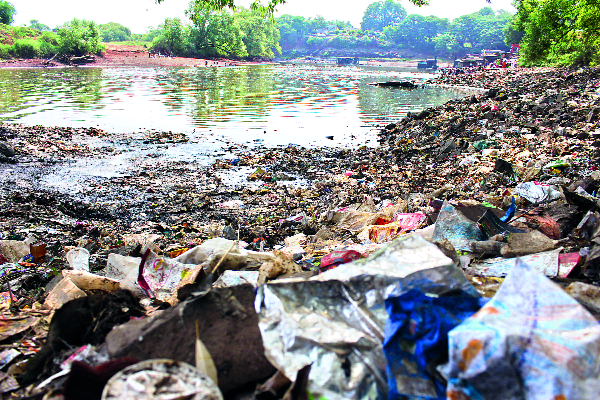 Death of Panchgani; Prevention of pollution | पंचगंगेच्या मरणयातना; प्रदूषण रोखण्याचे नाटकच Death of Panchgani; Prevention of pollution | पंचगंगेच्या मरणयातना; प्रदूषण रोखण्याचे नाटकच