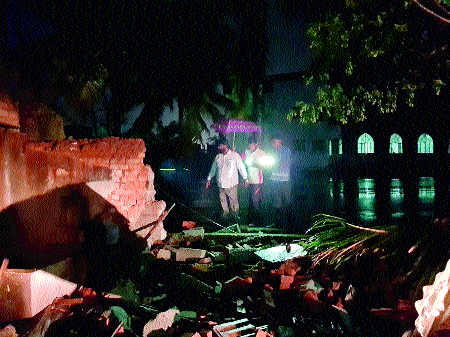 The suburbs overcame heavy rains | उपनगरास मुसळधार पावसाने झोडपले The suburbs overcame heavy rains | उपनगरास मुसळधार पावसाने झोडपले