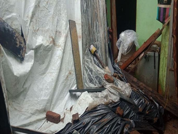 The roof of the house collapsed due to the rains | पावसामुळे घराचे छत कोसळले The roof of the house collapsed due to the rains | पावसामुळे घराचे छत कोसळले