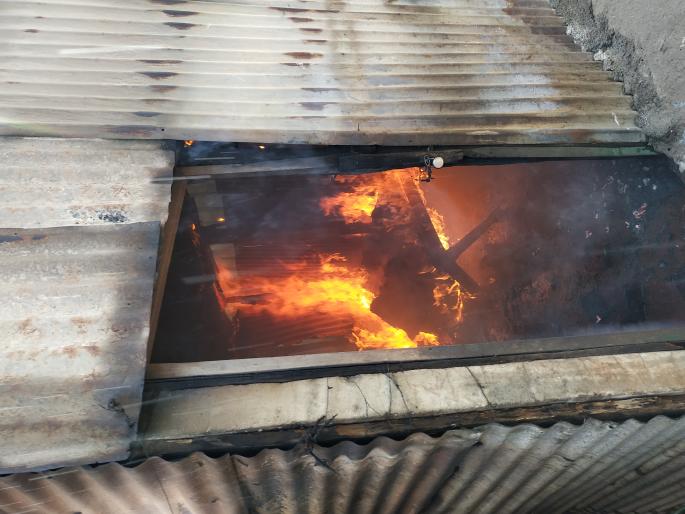  Three explosions of fire broke out in Agashivnagar slum, three houses burnt | आगाशिवनगर झोपडपट्टीत सिलेंडरचा स्फोट, तीन झोपड्या जळून खाक