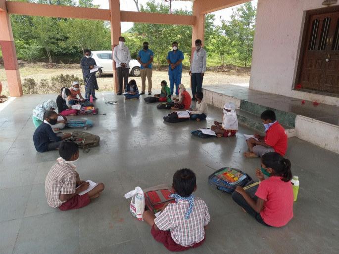 The class of Vanarwadi Primary School is being filled in the assembly hall of the temple | वनारवाडी प्राथमिक शाळेचा वर्ग भरतोय मंदिराच्या सभामंडपात The class of Vanarwadi Primary School is being filled in the assembly hall of the temple | वनारवाडी प्राथमिक शाळेचा वर्ग भरतोय मंदिराच्या सभामंडपात