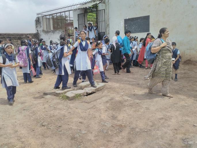 Drainage lid on the drainage line becomes trapped | ड्रेनेज लाईनवरील मोडकळीस आलेली झाकणे बनली मृत्यूचा सापळा  Drainage lid on the drainage line becomes trapped | ड्रेनेज लाईनवरील मोडकळीस आलेली झाकणे बनली मृत्यूचा सापळा