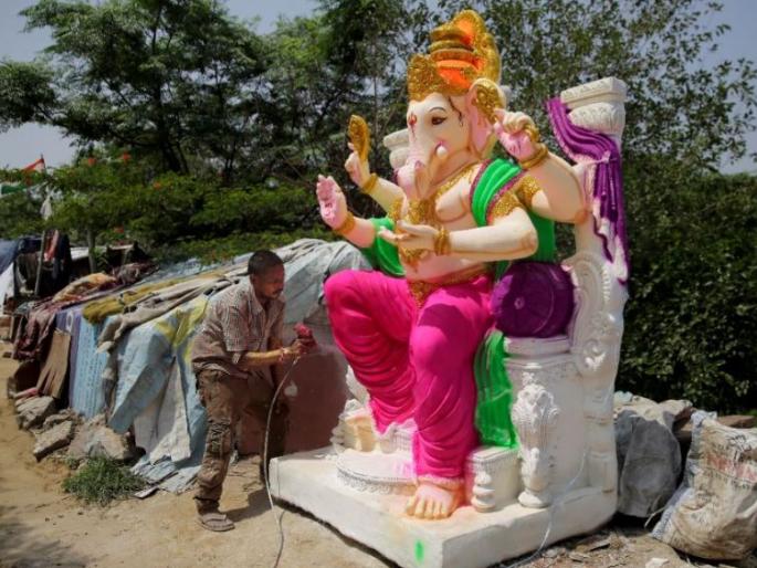 Due to the corona, Ganesha's hand is stuck in the sculpture | कोरोनामुळे गणेश मूर्तिकामात हात आखडता Due to the corona, Ganesha's hand is stuck in the sculpture | कोरोनामुळे गणेश मूर्तिकामात हात आखडता